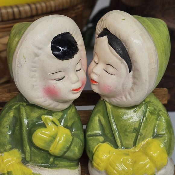Vtg Salt Pepper Shakers Set Kissing Eskimo Couple Bench Sitters Asian 70s Green - Picture 2 of 11